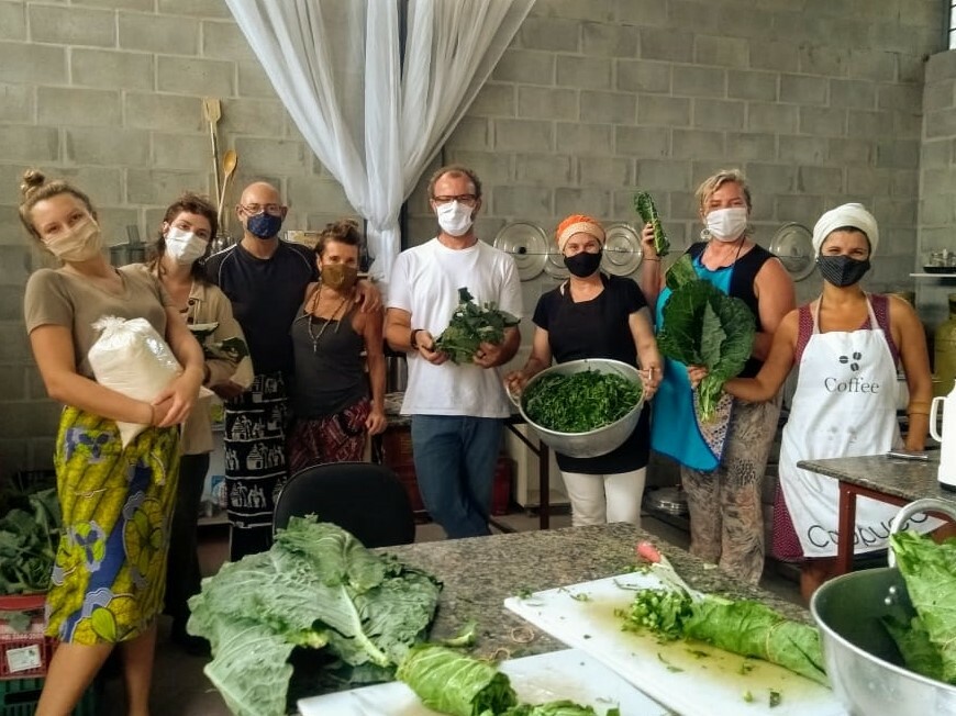 Encontro em uma cozinha comunitária.