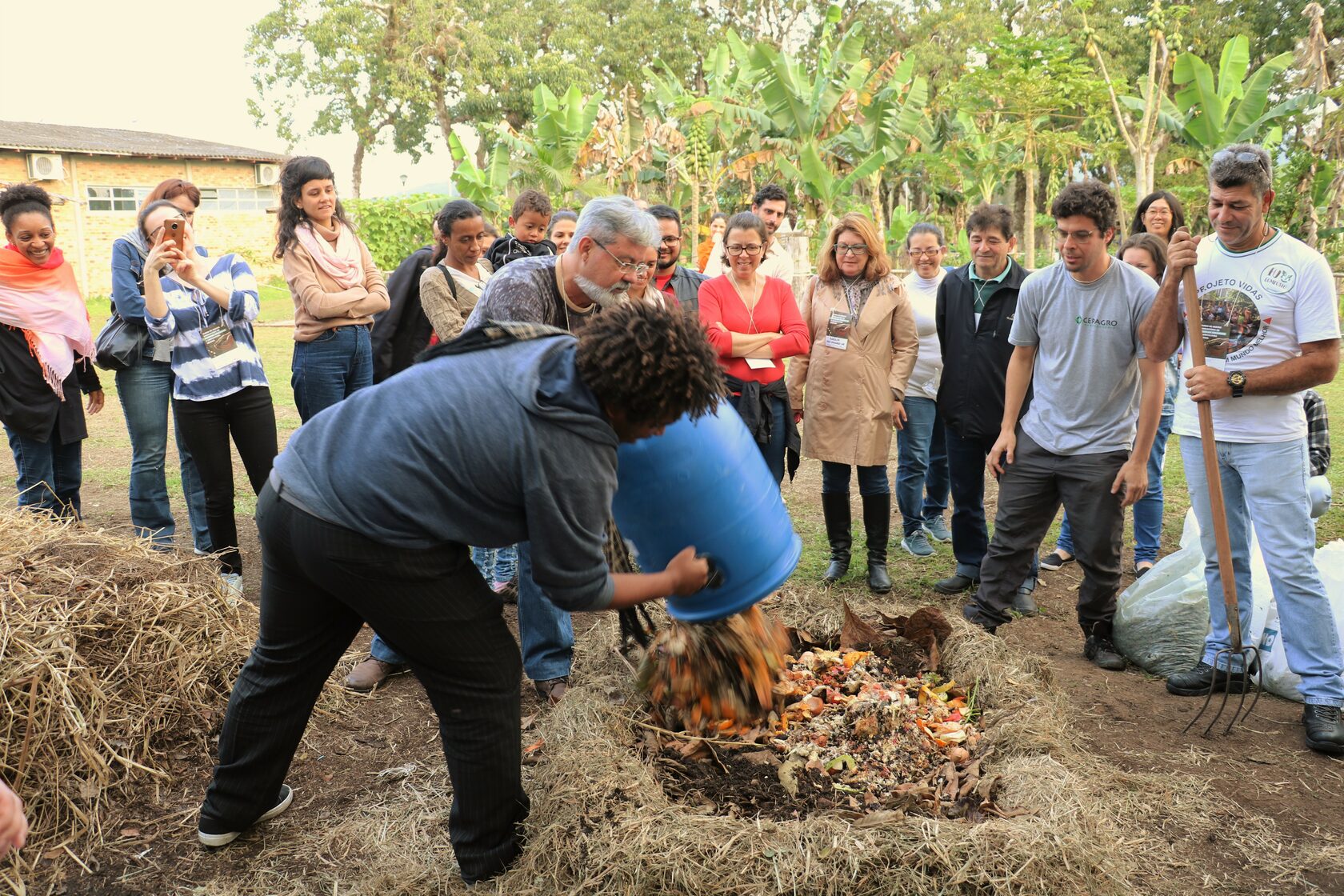 Atividade em grupo em espaço comunitário.
