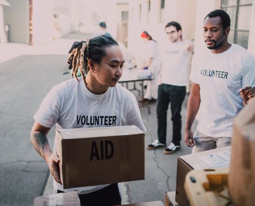Voluntários distribuindo caixas de ajuda humanitária