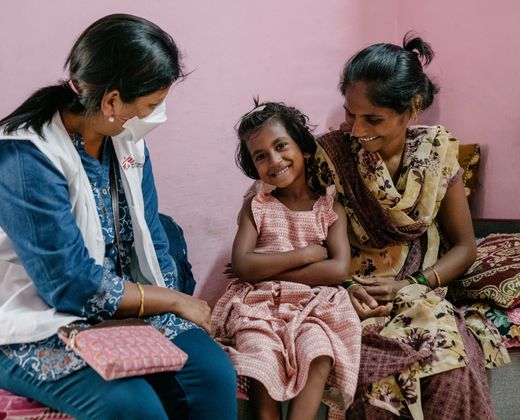 Voluntária acolhendo uma família refugiada