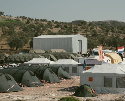 Tendas de um abrigo temporário montado às pressas