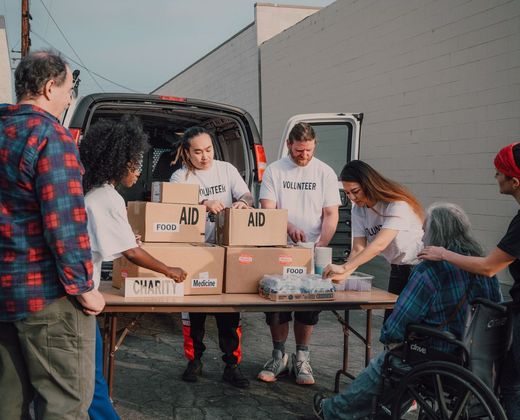 Voluntários organizando doações para distribuição
