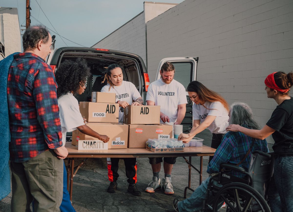 Voluntários organizando doações de ajuda humanitária