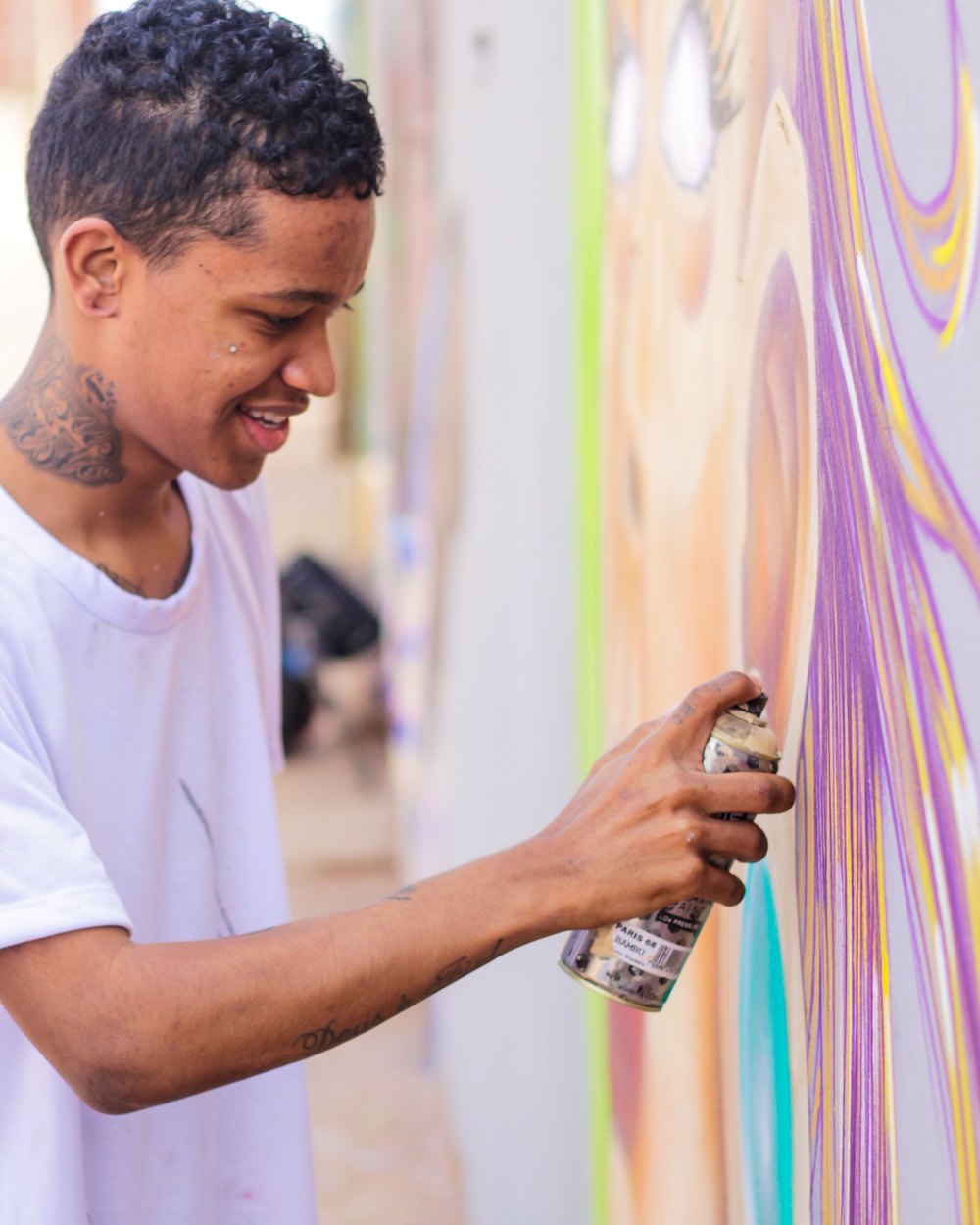 Jovem pintando um mural colorido