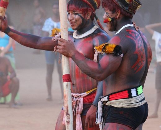 Dançarinos indígenas em ritual tradicional