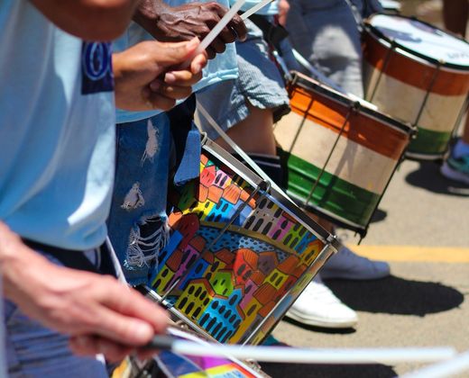 Bateria de escola de samba tocando tambores