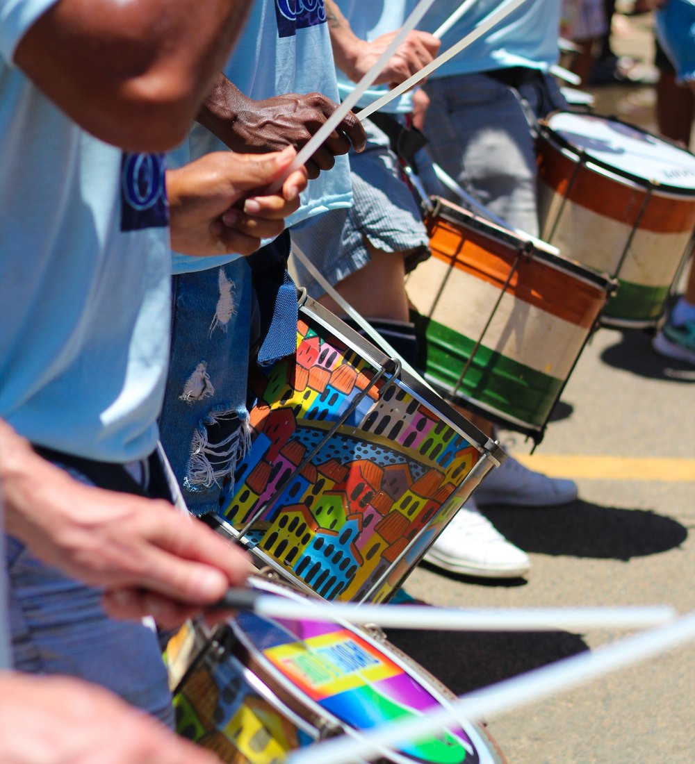 Ritmistas de uma bateria tocando na rua