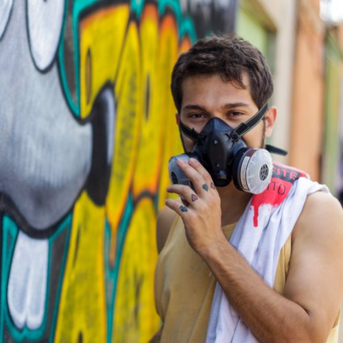 Artista de rua pintando um grafite