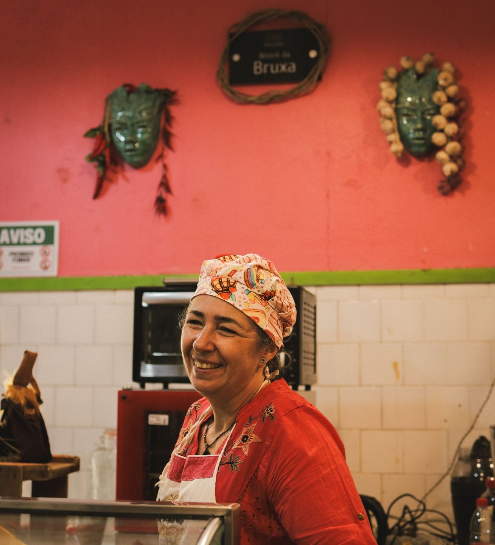 Quituteira sorrindo no próprio negócio