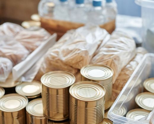 Doações de alimentos não perecíveis organizadas para distribuição
