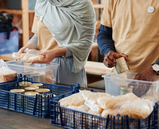 Voluntários organizando cestas básicas para distribuição