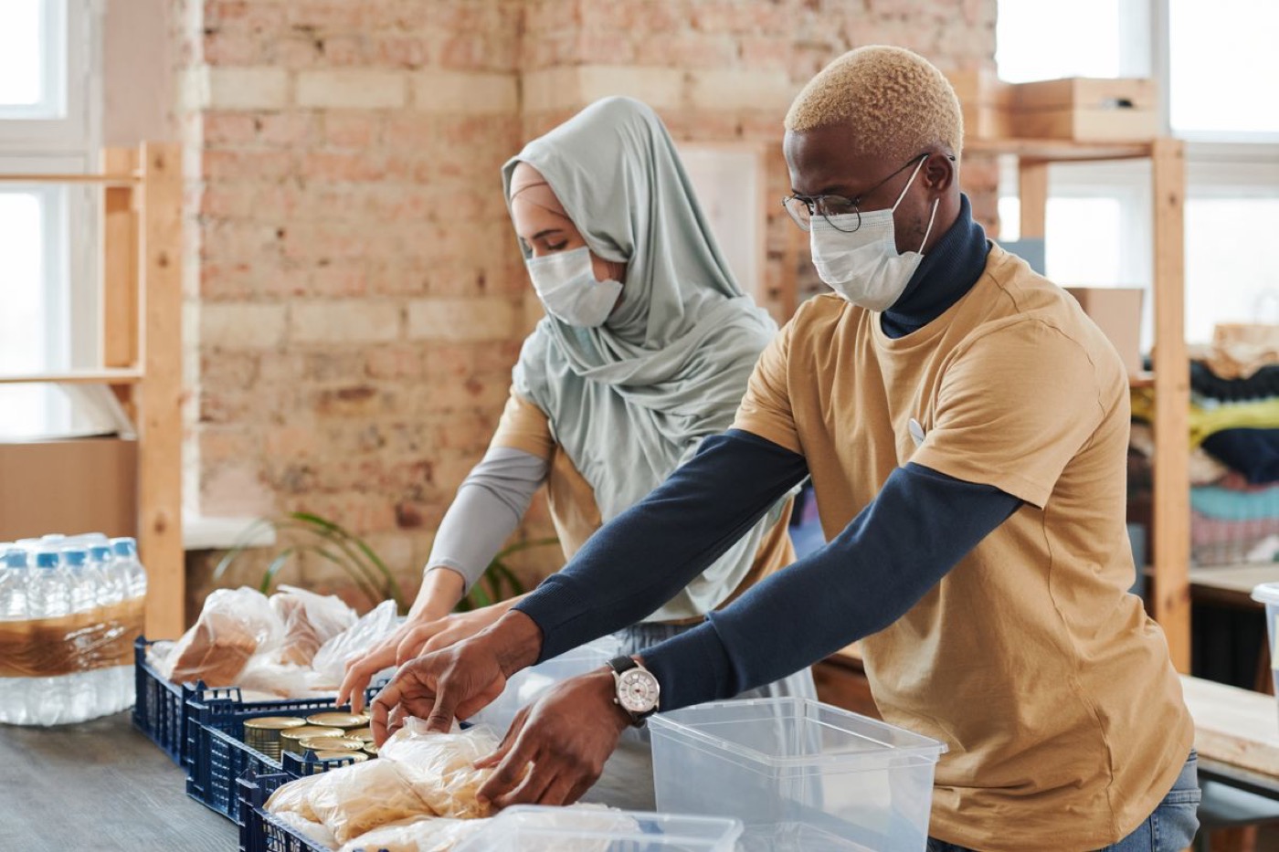 Voluntários distribuindo alimentos para a comunidade