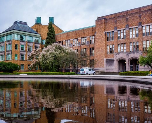 Fachada de instituição de ensino mantida por fundo patrimonial