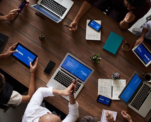 Equipe em reunião de planejamento ao redor da mesa