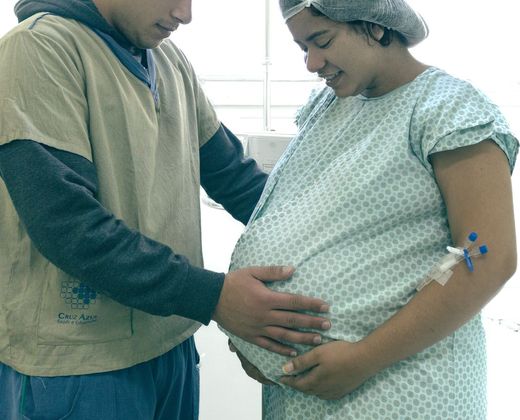 Casal acompanhando a gestação em consulta pré-natal