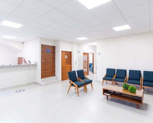 Recepção de um hospital com sala de espera