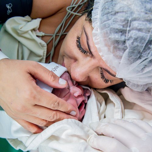 Mãe com o recém-nascido logo após o parto