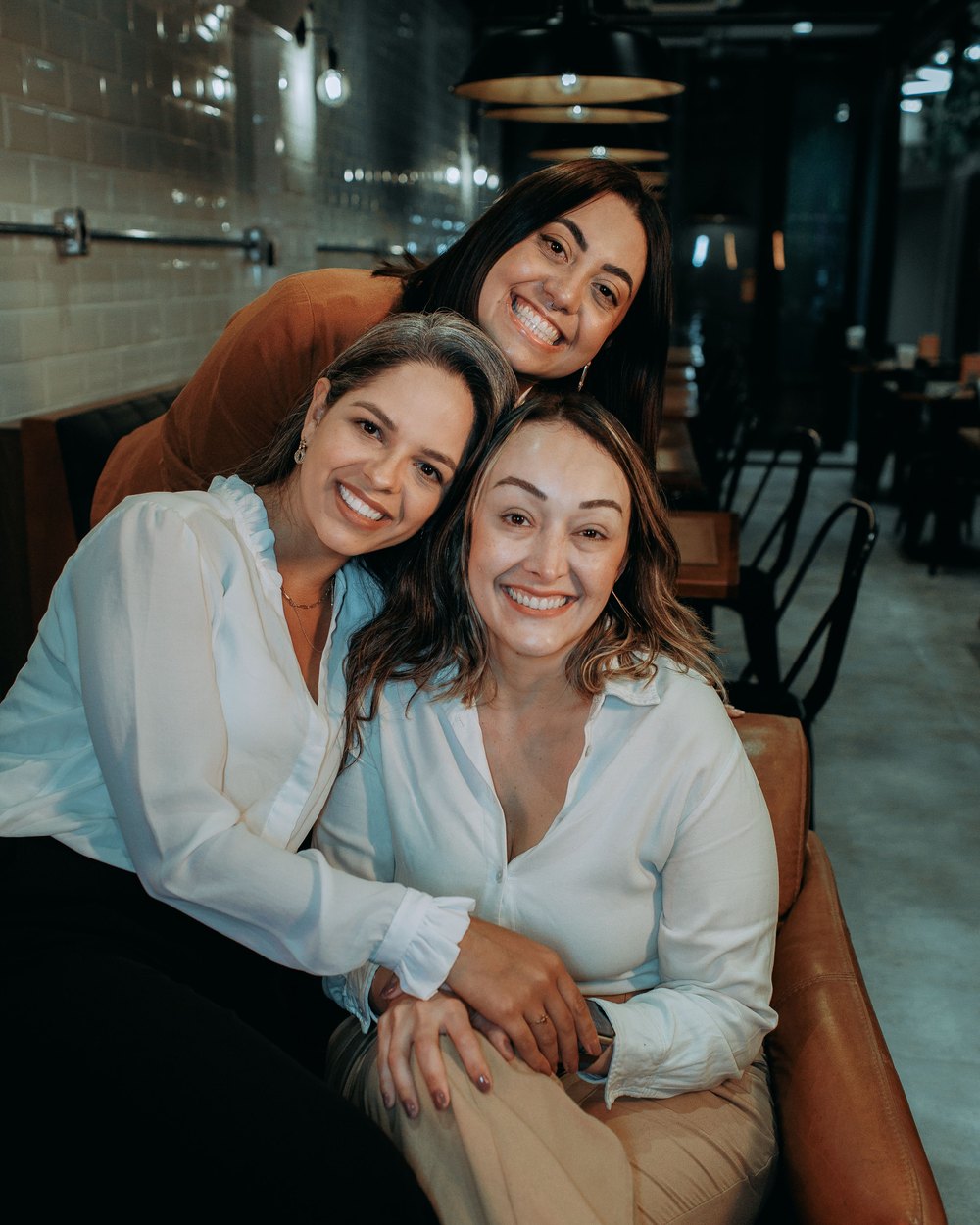 Grupo de mulheres reunidas à mesa
