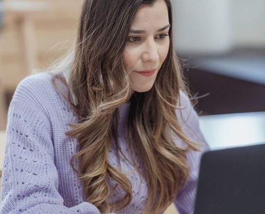 Mulher concentrada trabalhando no computador