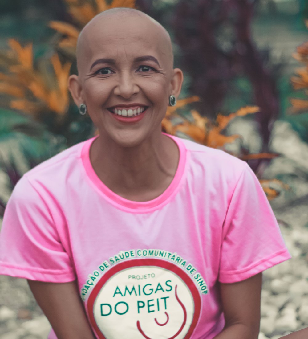 Mulher em tratamento oncológico, camiseta de projeto comunitário de saúde