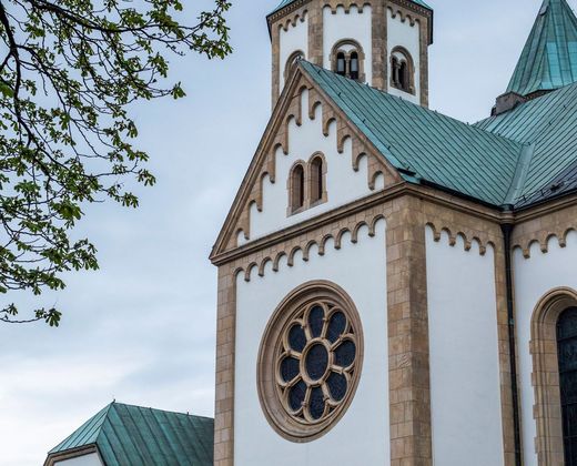 Fachada de igreja com torre e rosácea