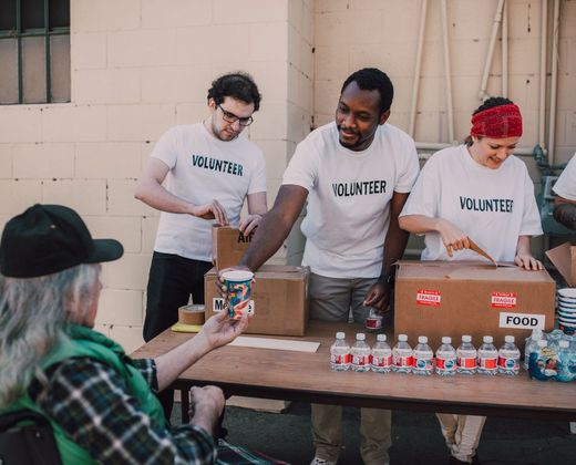 Voluntários distribuindo doações em mutirão comunitário