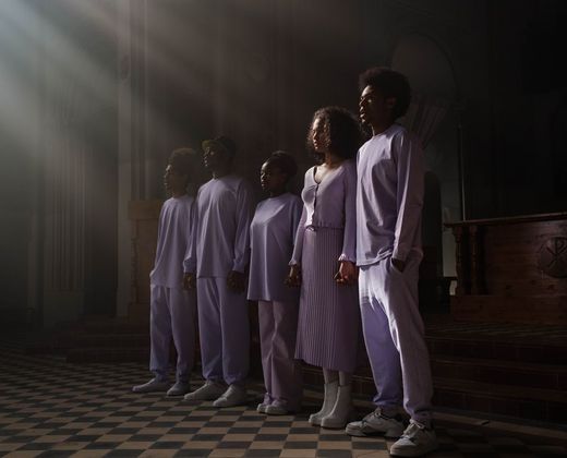Silhuetas em procissão religiosa com vestes claras