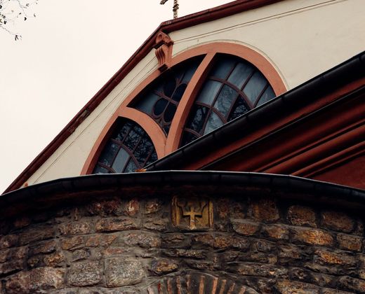 Detalhe da fachada de uma igreja histórica
