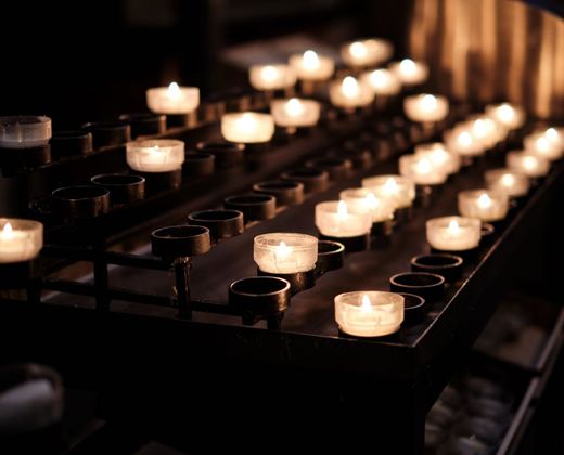 Velas acesas em fileira num altar