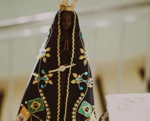 Manto bordado de imagem de santa
