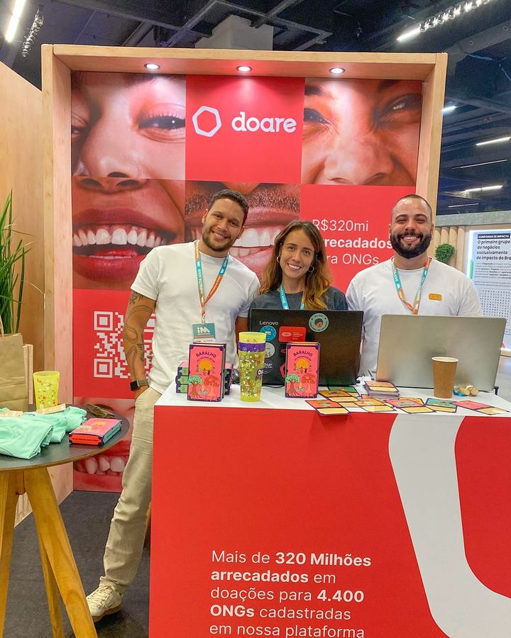 Estande da Doare com o time atendendo organizações