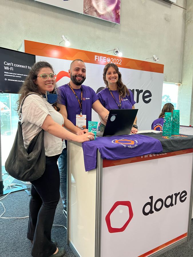 Estande da Doare com visitantes